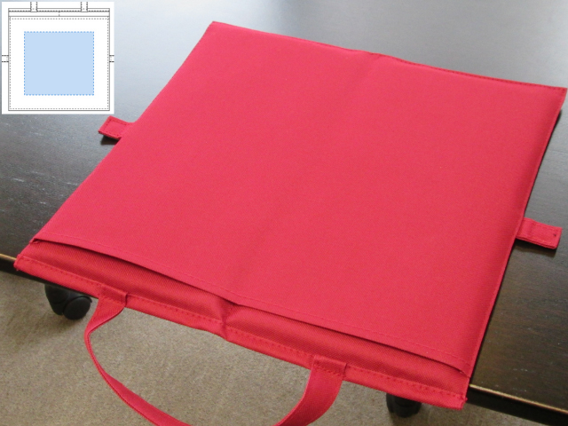 ノベルティ:バッグにもなるシートクッション ワインレッド