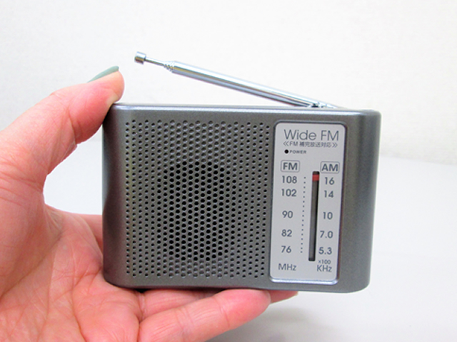 ノベルティ:ワイドFM対応ポータブルラジオ(AM/FM)